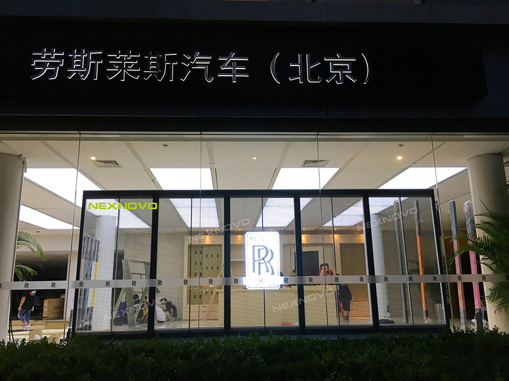 Rolls Royce flagship store with transparent LED display(图4)